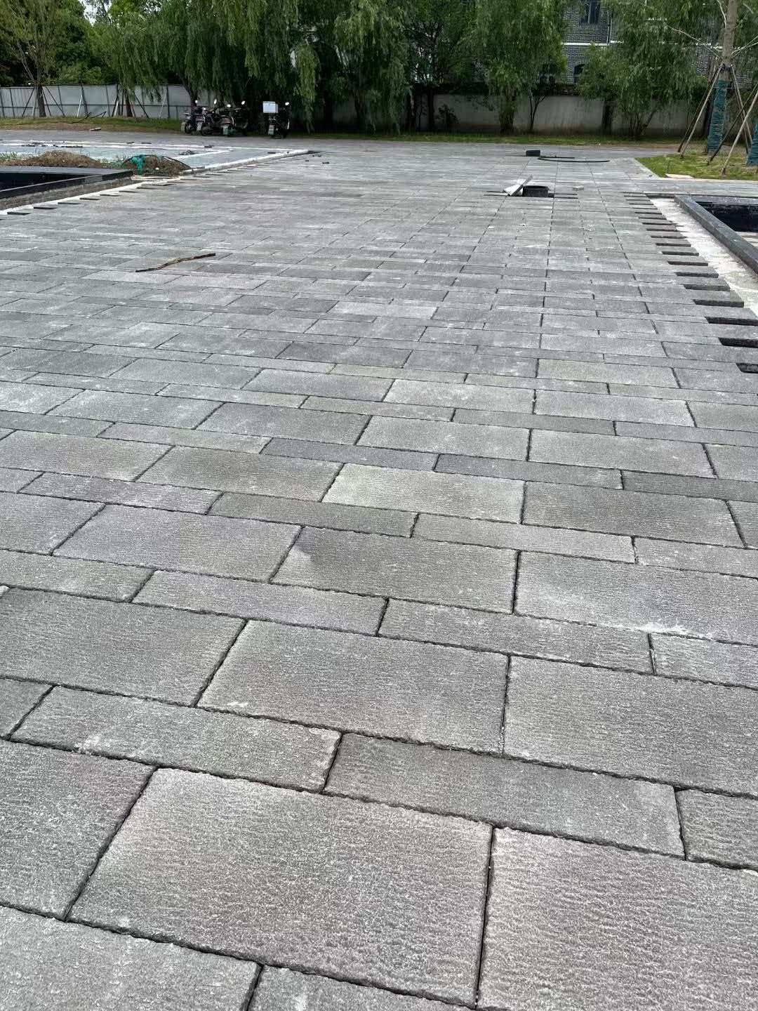 巴彦淖尔 工地仿古石铺装现场实拍