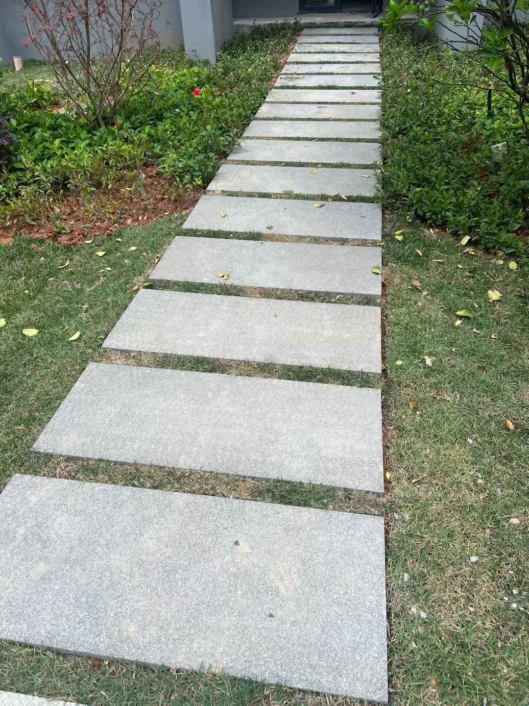 巴彦淖尔 芝麻黑小区踏步、汀步石铺装效果