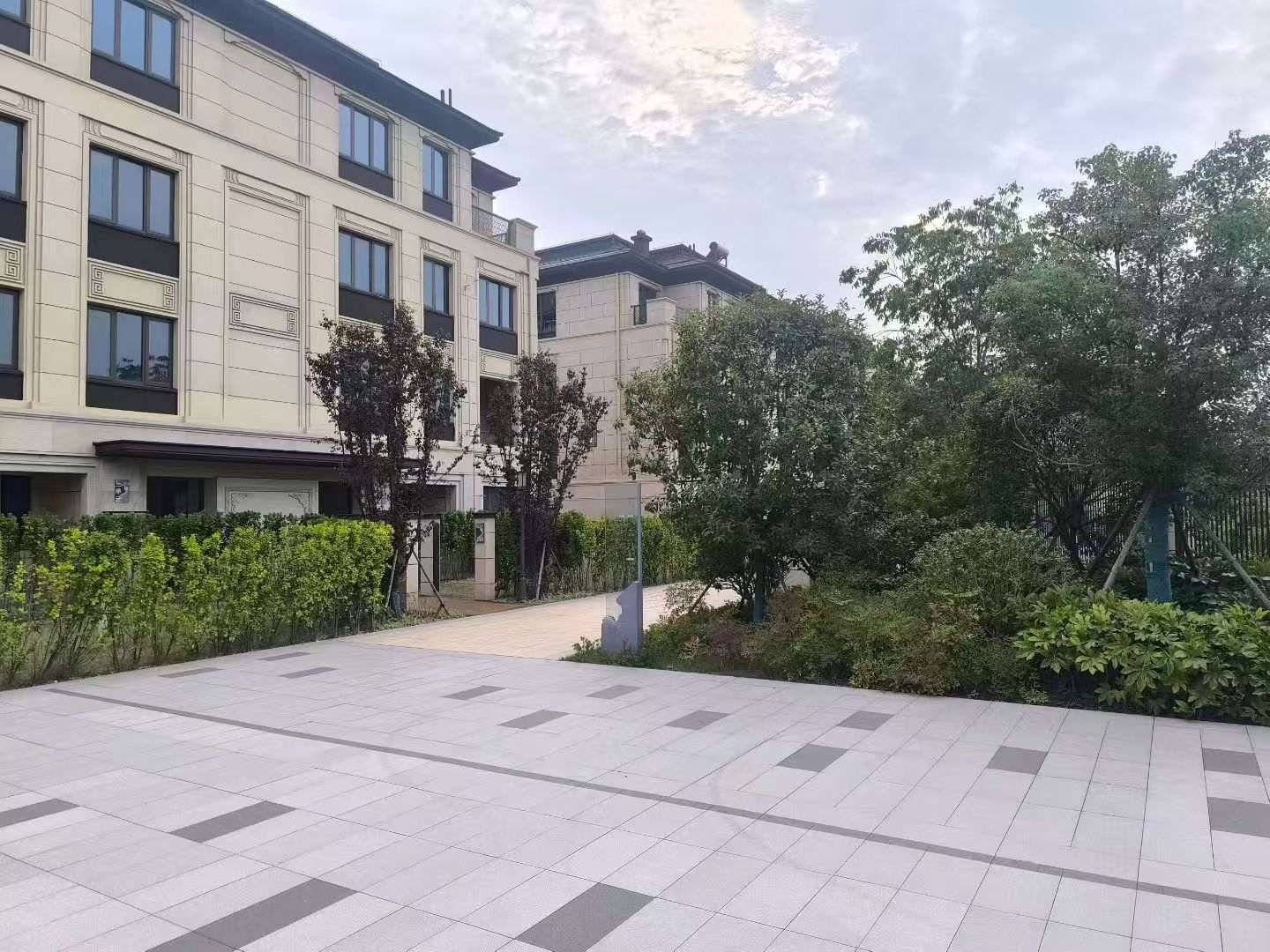 巴彦淖尔 芝麻白与芝麻白搭配铺装，尺寸1200*600